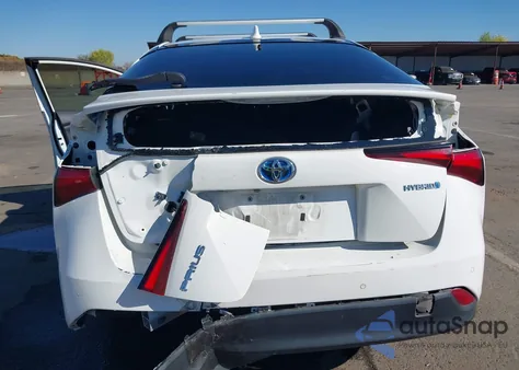 2021 Toyota Prius Le z USA, uszkodzony, nr VIN JTDKAMFU6M3143904